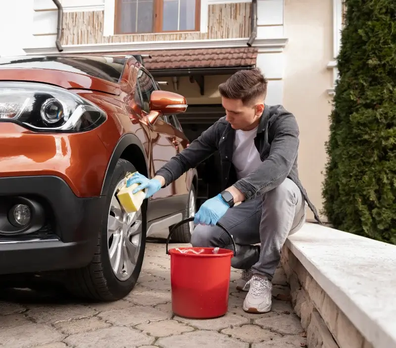 Lavage auto à domicile Essert-Romand : professionnel intervenant sur un véhicule